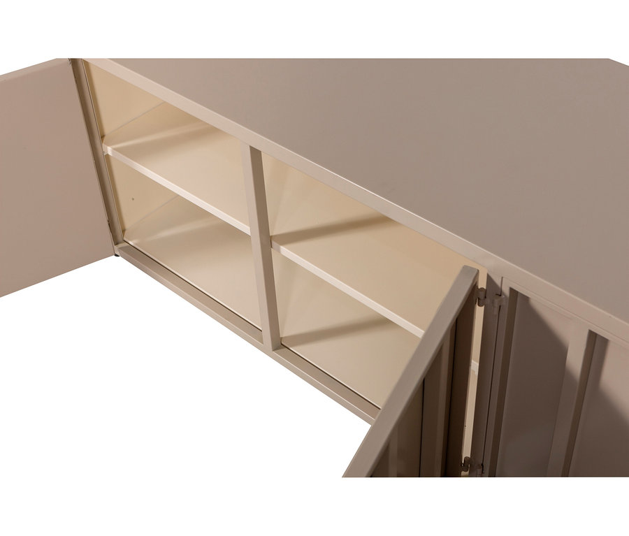 Nahaufnahme eines beigen Sideboards mit offenen Türen, das interne Regale zeigt.