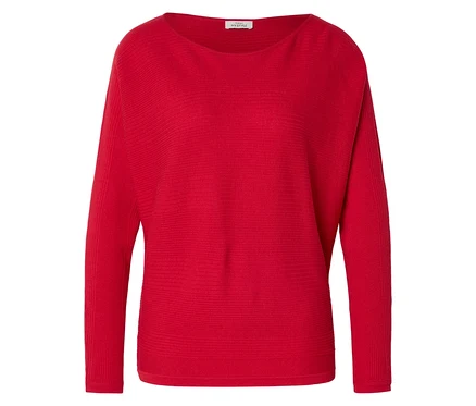 Ein roter, gerippter Pullover mit langen Ärmeln liegt auf einem weißen Hintergrund.