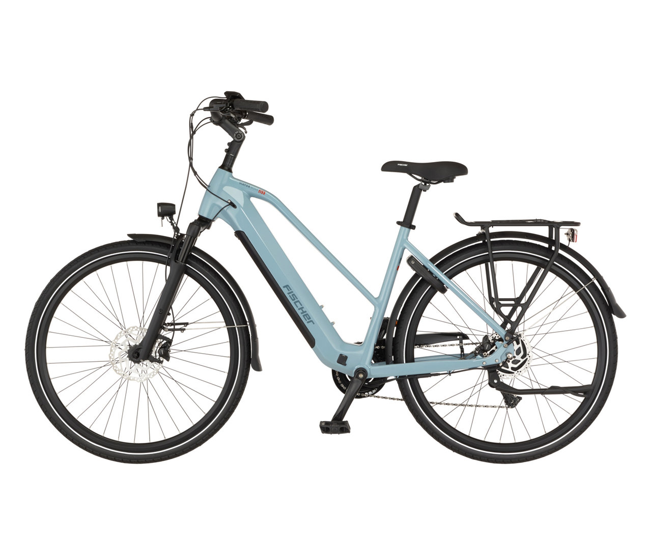 Das FISCHER Trekking-E-Bike VIATOR MOVE mit Trapez-Rahmen in mittlerer Größe steht seitlich.