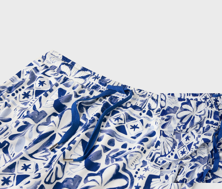 Nahaufnahme der Oberseite einer weißen Shorts mit blauem Muster und blauem Kordelzug.
