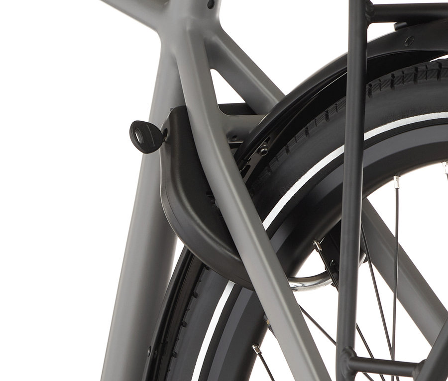 Nahaufnahme vom Hinterrad des grauen FISCHER Trekking-E-Bike VIATOR MOVE mit Diamant-Rahmen, Schutzblech und Gepäckträger.