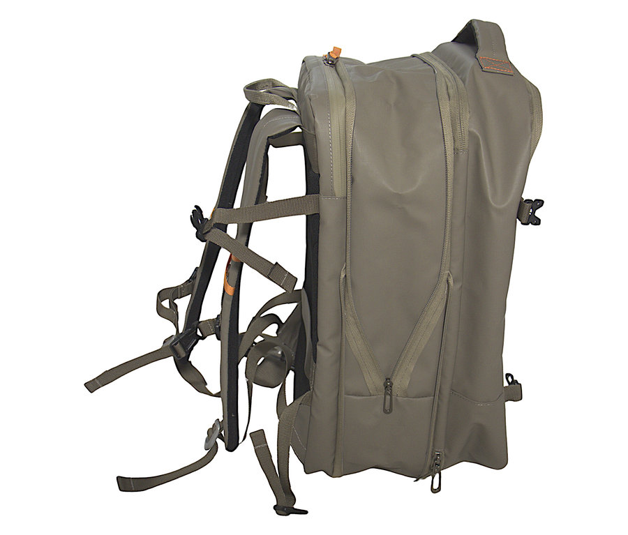Nahaufnahme des Tambu Outdoor-Rucksacks »JATRI 30« in Khaki, der Gurte, Reißverschlüsse und Schnallen zeigt.