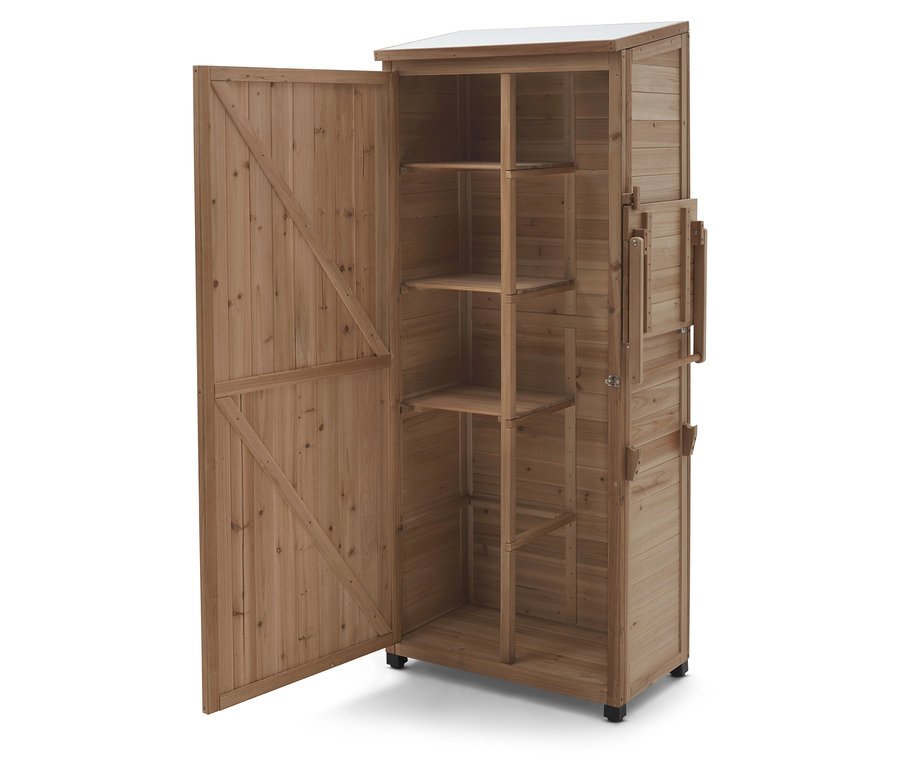 Ein geöffneter, hölzerner Geräteschrank mit Regalen steht auf einem weißen Hintergrund.