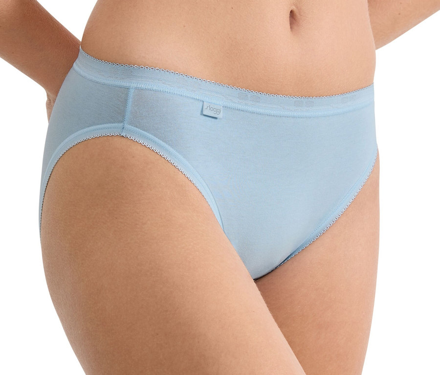 Nahaufnahme einer Frau, die hellblaue Baumwollunterwäsche mit weißen Spitzenrändern trägt.