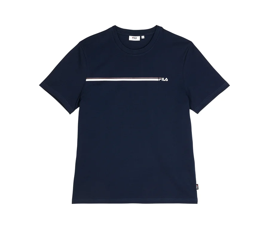 Dunkelblaues Kurzarm-T-Shirt mit Rundhalsausschnitt. Ein weißer und roter Querstreifen verläuft über die Brust, mit dem weißen „FILA“-Logo rechts davon.