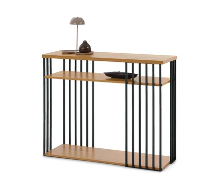 Helles Holz-Konsolentisch mit schwarzen vertikalen Metallstangen. Auf der oberen Ablage stehen eine kleine graue Lampe und eine dunkelbraune Vase auf einem Tablett. Eine dunkle Dekoschale befindet sich auf der mittleren Ablage.