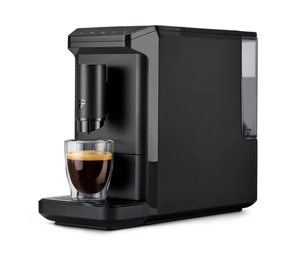 Eine schwarze »Esperto mini« Kaffeemaschine mit einer Tasse Kaffee.