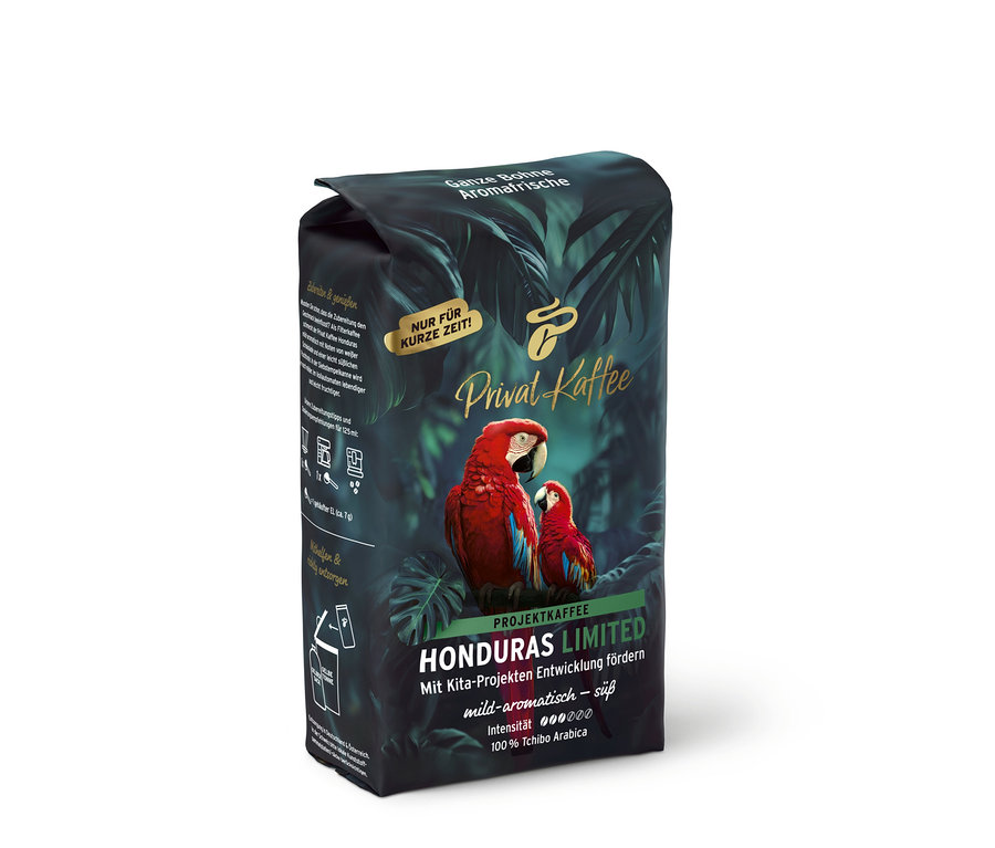 Dunkle Kaffeeverpackung Privat Kaffee Limited Edition Honduras mit tropischen Blättern und zwei roten Aras, Aufschrift „Ganze Bohne“.