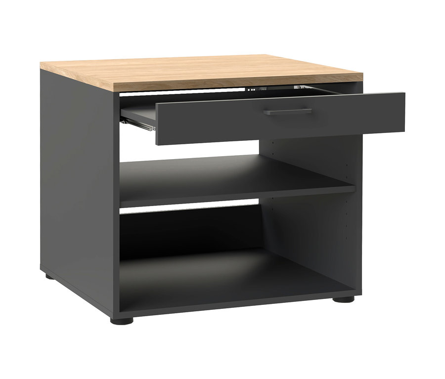 Dunkelgrauer Schrank mit heller Holzplatte, einer teilweise geöffneten Schublade mit silbernem Griff und zwei offenen Fächern darunter. Er steht auf kleinen, dunklen Füßen.