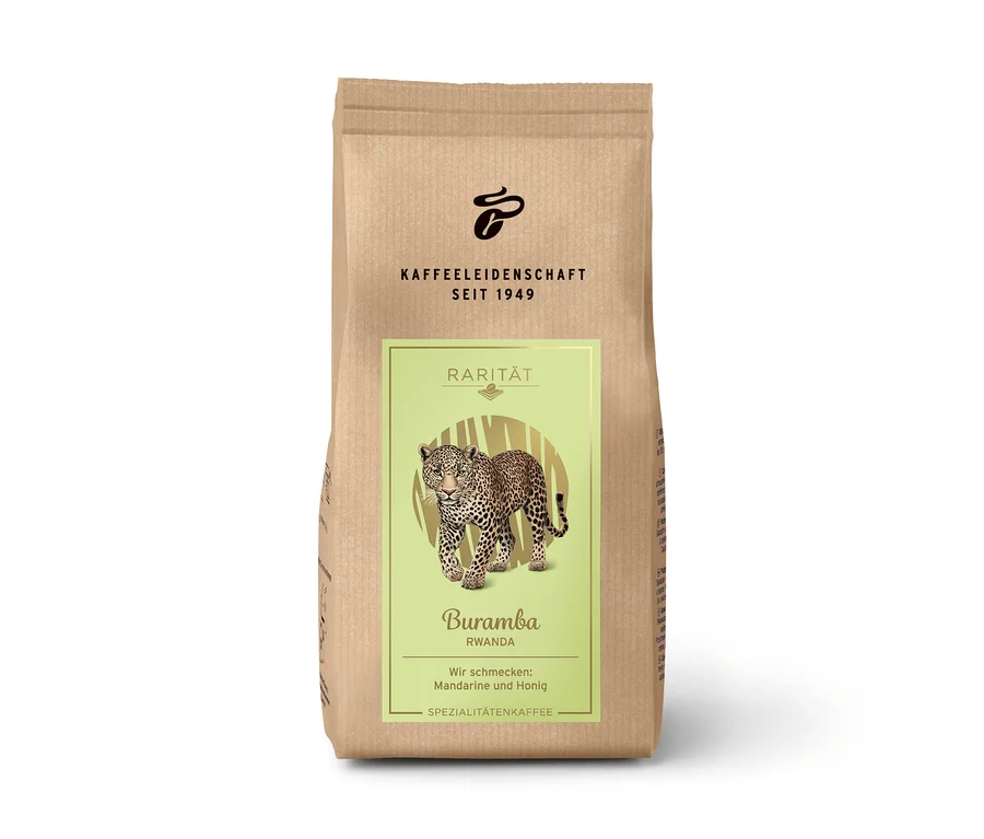 Eine braune Kaffeepackung "Rarität Buramba Rwanda" mit einem Leoparden auf einem grünen Etikett.