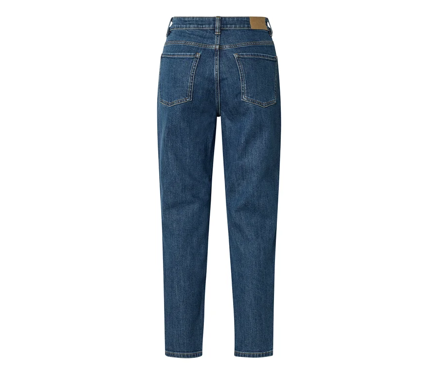 Blaue Jeans, von hinten gesehen, mit zwei Gesäßtaschen und einem hellbraunen Etikett am Bund.