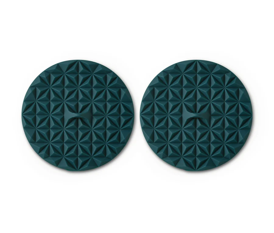 Zwei kleine Silikon-Frischhaltedeckel mit geometrischem Muster.
