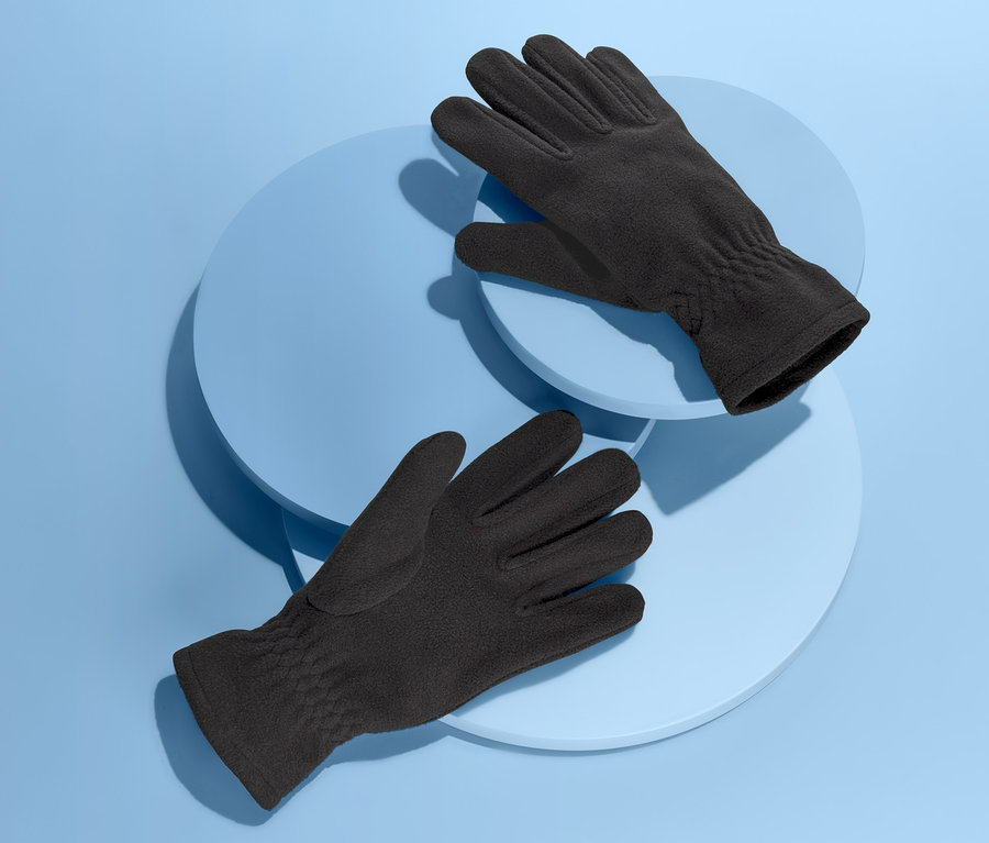 Zwei Microfleece-Handschuhe liegen auf hellblauen kreisförmigen Plattformen auf blauem Hintergrund.