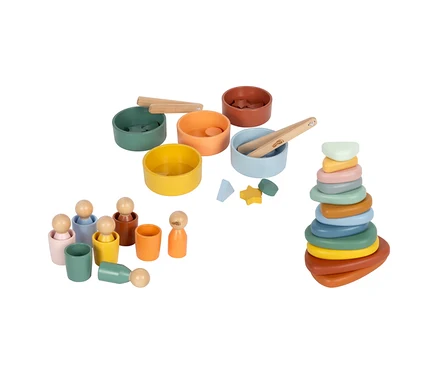 small foot Montessori-Bundle 1: bunte Holzspielzeuge, darunter ein Stapelturm, Sortierschalen mit Zangen und Steckfiguren mit Bechern.