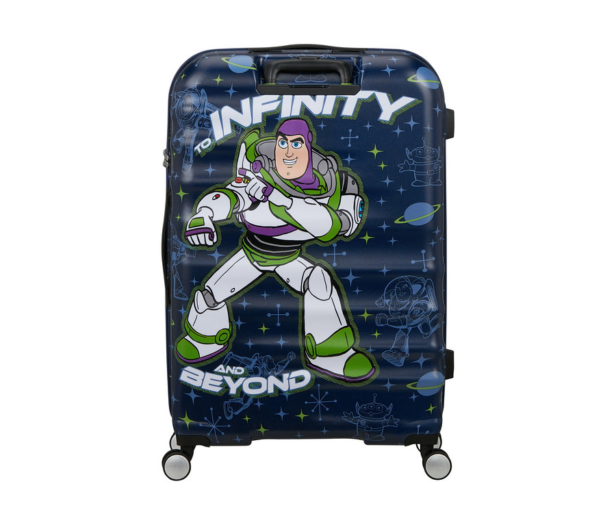 Dunkelblauer Koffer mit großem Buzz Lightyear-Motiv in weißem, grünem und lila Raumanzug. Darüber steht „TO INFINITY“, darunter „AND BEYOND“. Der Hintergrund zeigt Sterne, Planeten und Umrisse von Buzz und Aliens. Der Koffer hat vier Rollen und einen schwarzen Teleskopgriff.