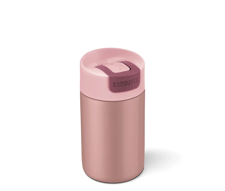 Roségoldene Thermoskanne mit zweifarbigem rosa Deckel. Die Marke „KAMBUKKA“ ist auf dem Deckel zu sehen.
