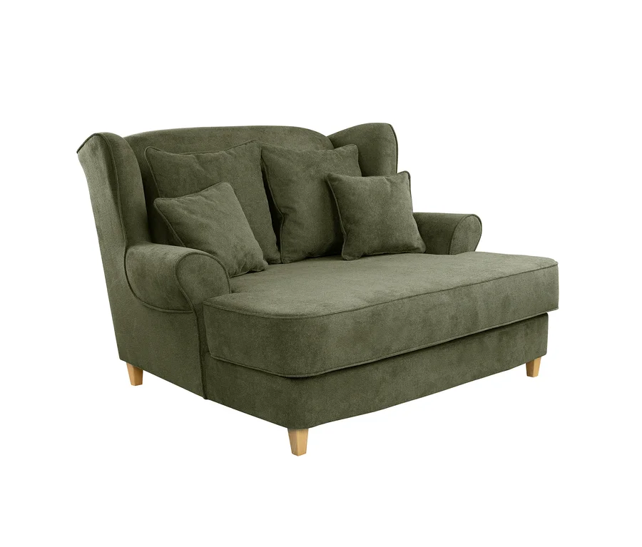 Olivgrüne Chaiselongue mit hoher Ohrenlehne, gerollten Armlehnen, vier passenden Zierkissen und hellen Holzfüßen.