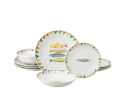 Weißes creaTable Teller-Set „Sardinhas Pastell“ mit bunten Fischmotiven und einer Bordüre aus pastellfarbenen Dreiecksflaggen, 12-teilig.