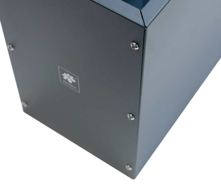 Detailansicht eines anthrazitfarbenen Herstera Garden Pflanzkastens.