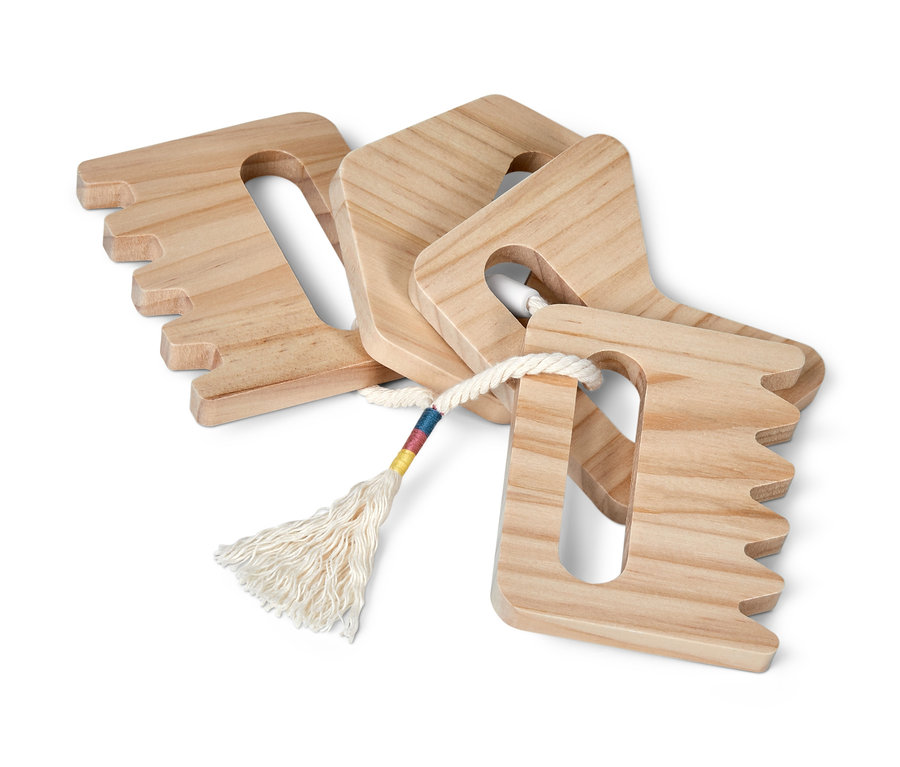 Vier Kinder-Sandkämme aus Holz, verbunden durch eine Schnur mit bunten Details.