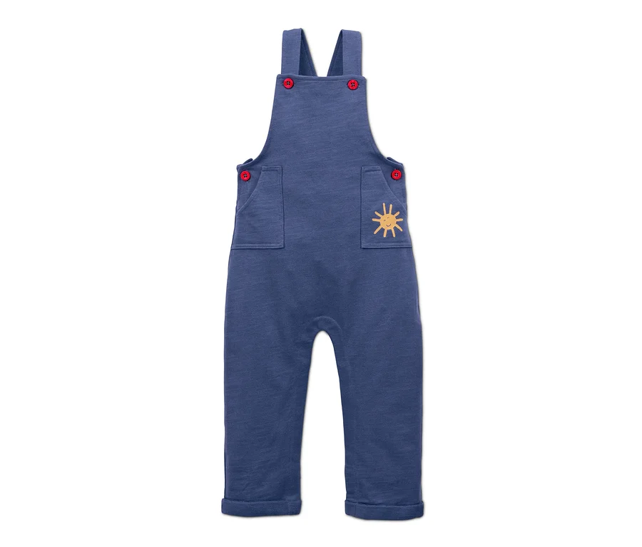 Blaue Latzhose-und-Shirt-Set mit roten Knöpfen und gelber Sonne auf der Tasche.