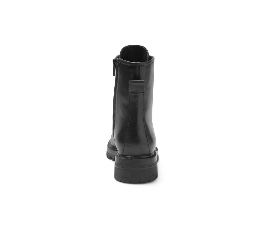 Detailansicht der Rückseite eines Leder-Boots mit Reißverschluss auf weißem Hintergrund.