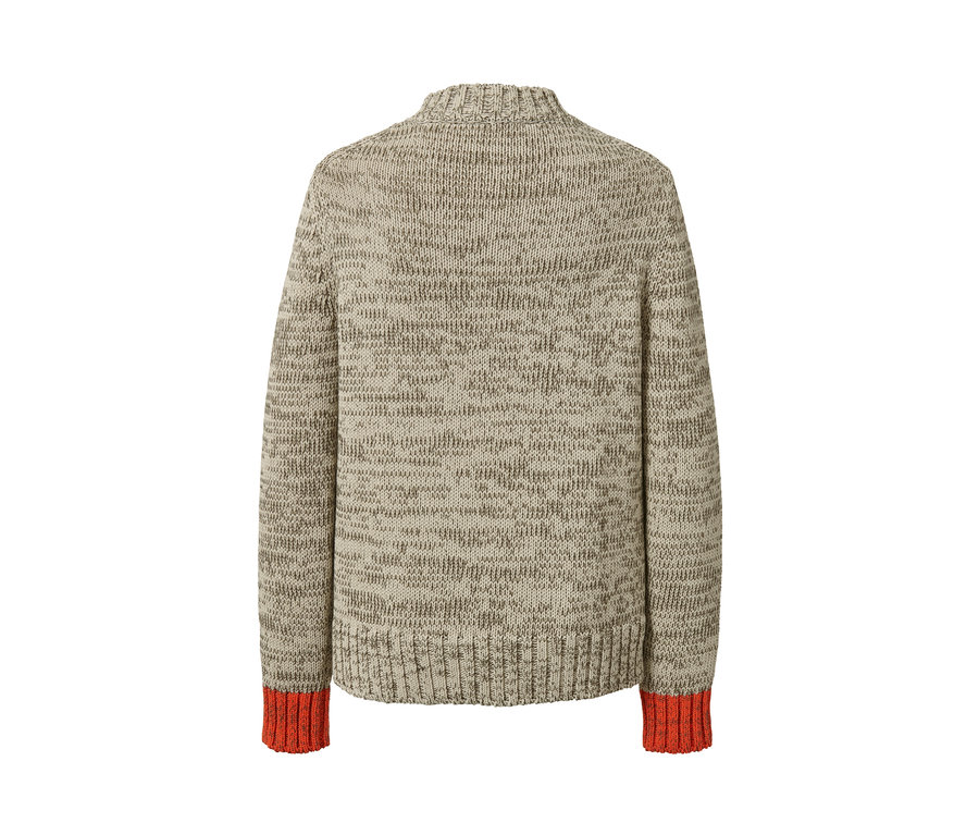 Rückansicht eines Grobstrick-Pullovers mit orangefarbenen Bündchen.