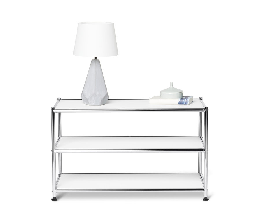 Auf der obersten Ablage eines weißen Couchtischs Metall »CN3« stehen eine Lampe und Deko.