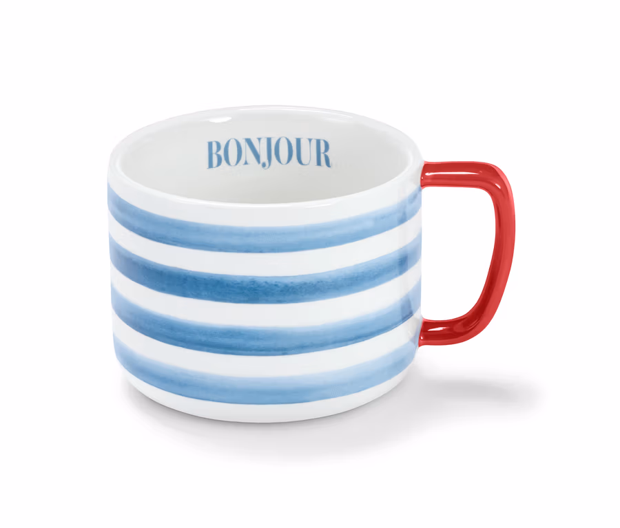Nahaufnahme einer Jumbotasse mit blauen Streifen und rotem Henkel, innen steht Bonjour.