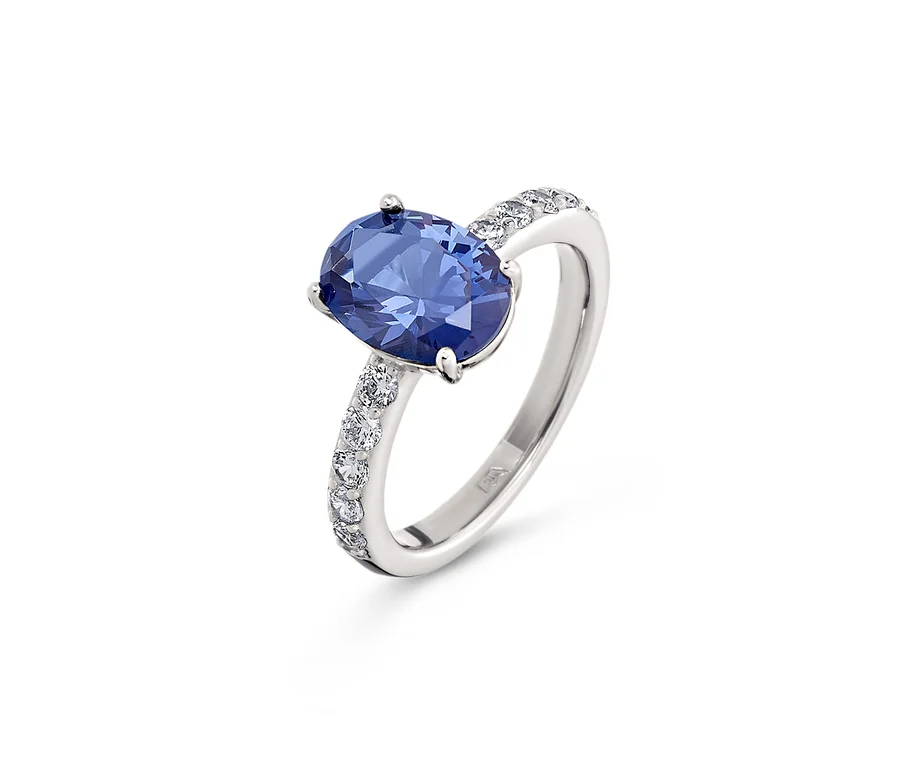 Nahaufnahme eines Rings aus 925er Silber mit blauem Kristall und Zirkonia.