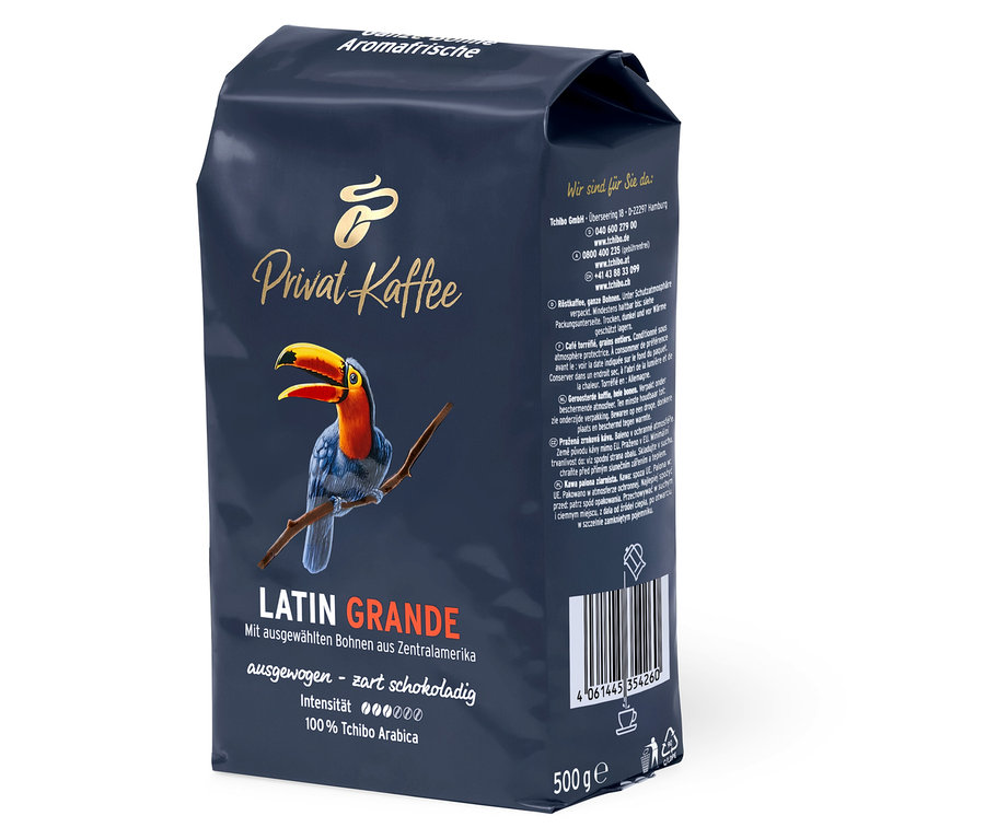 Eine Packung Privat Kaffee Latin Grande Ganze Bohne mit einem Tukan auf einem Ast.
