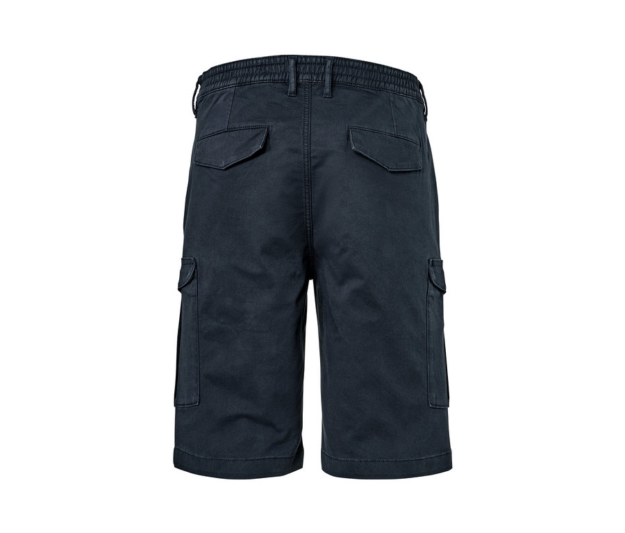 Detailansicht der Rückseite von marineblauen Cargo-Shorts.