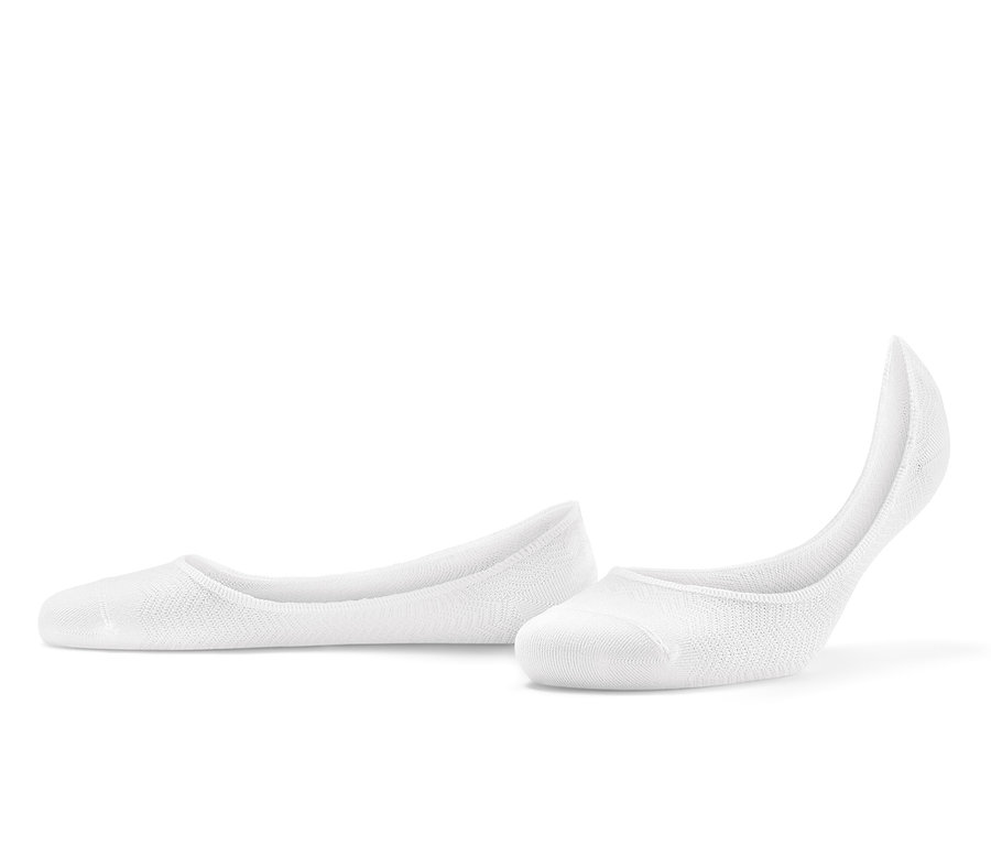 Zwei Paar weiße Sneaker-Füßlinge.