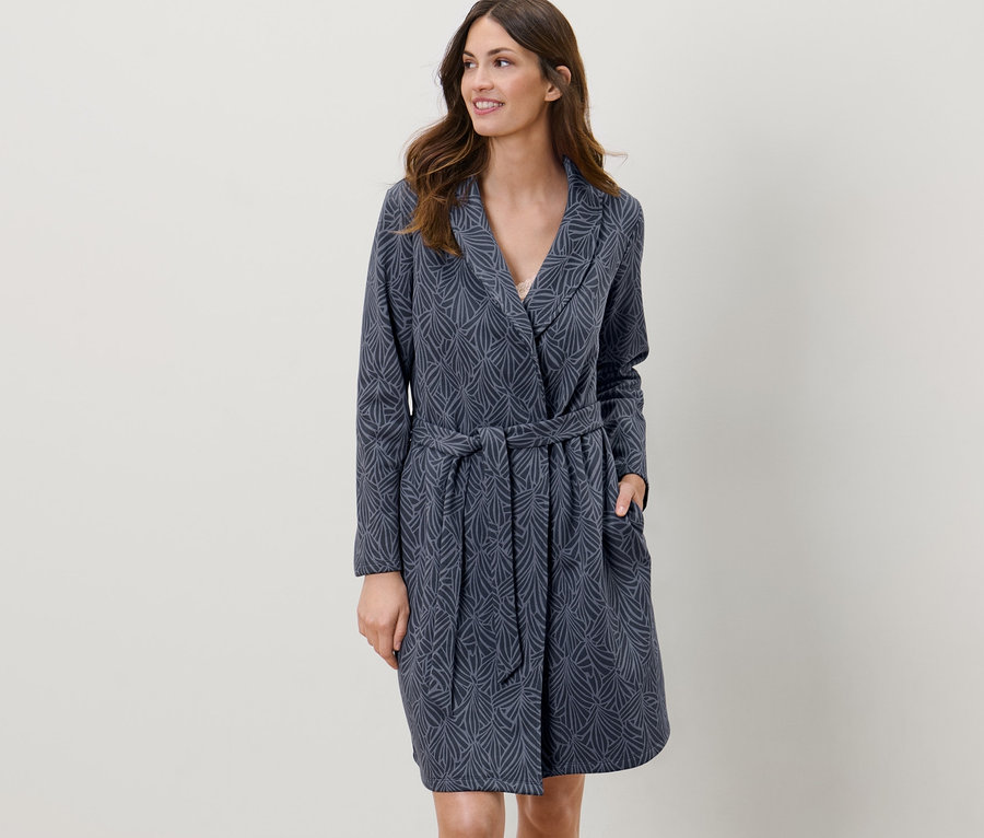 Frau trägt einen Morgenmantel.