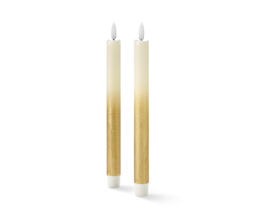 Zwei creme-goldfarbene LED-Echtwachs-Stabkerzen.