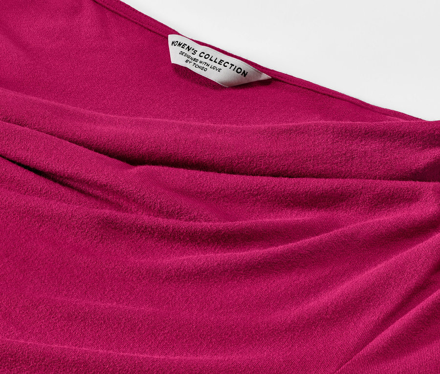 Detailansicht eines Blusenshirts mit Wasserfallausschnitt.