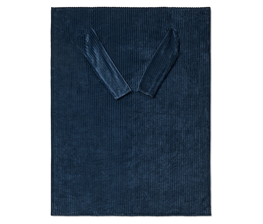 Eine marineblaue Kuscheldecke mit integrierten Ärmeln liegt flach.