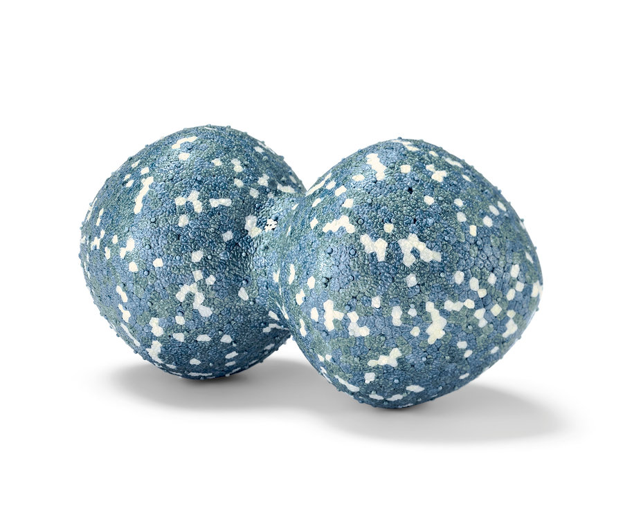Zwei blaue Duo-Massagebälle mit weißen Sprenkeln auf weißem Hintergrund.