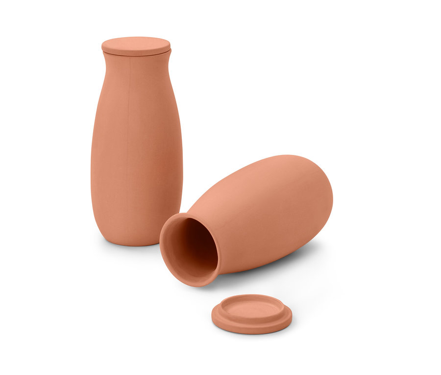 Zwei große Ton-Bewässerungshelfer, einer stehend und einer liegend mit Deckel daneben.