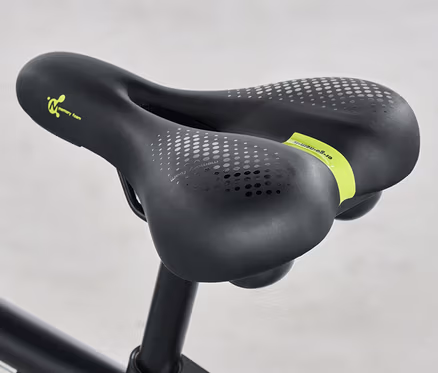 Schwarzer Komfort-Fahrradsattel auf einem Fahrrad.