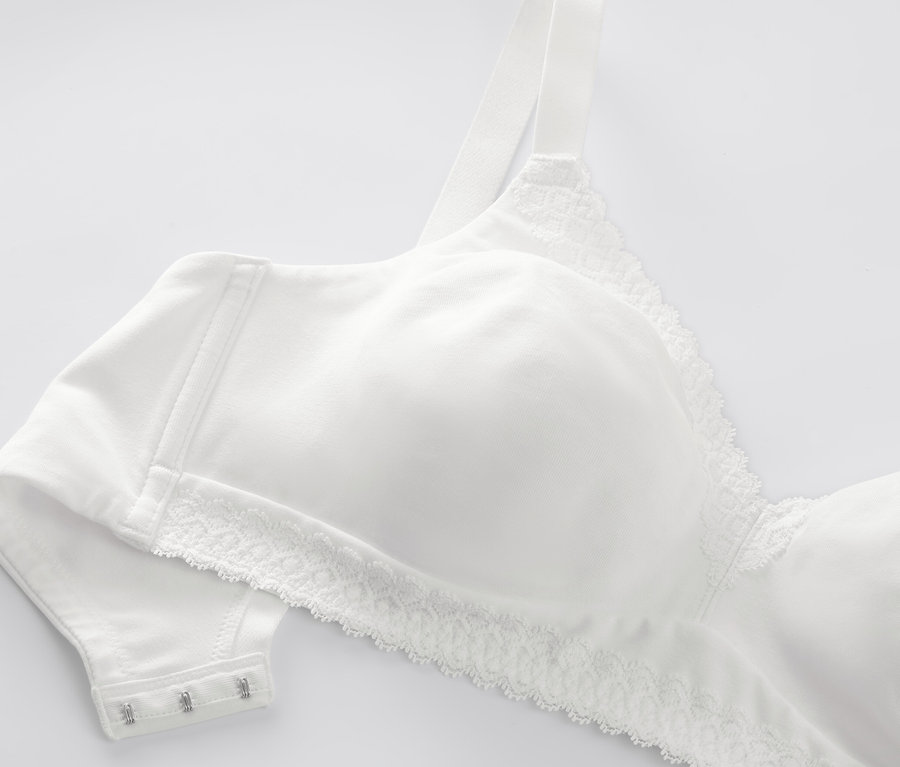 Detailansicht eines weißen Soft-BHs mit Spitze.