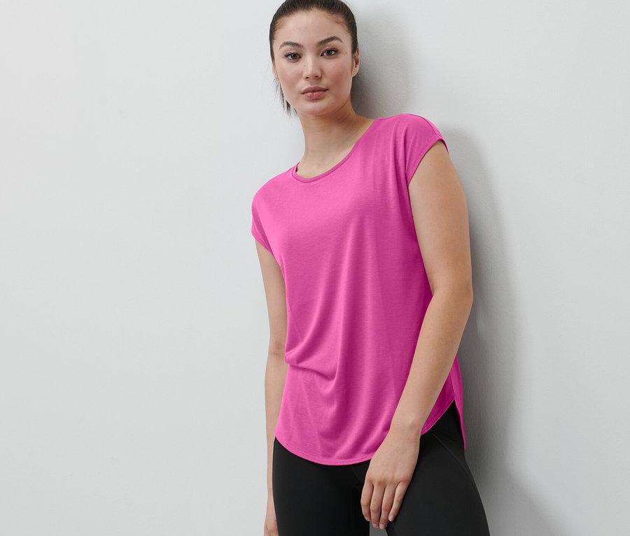 Frau trägt ein pinkes Sportshirt.