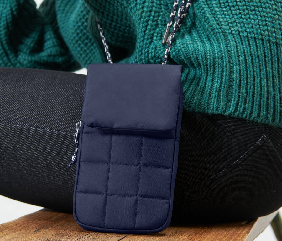 Person sitzt auf Bank mit dunkelblauer isolierter Smartphone-Tasche.