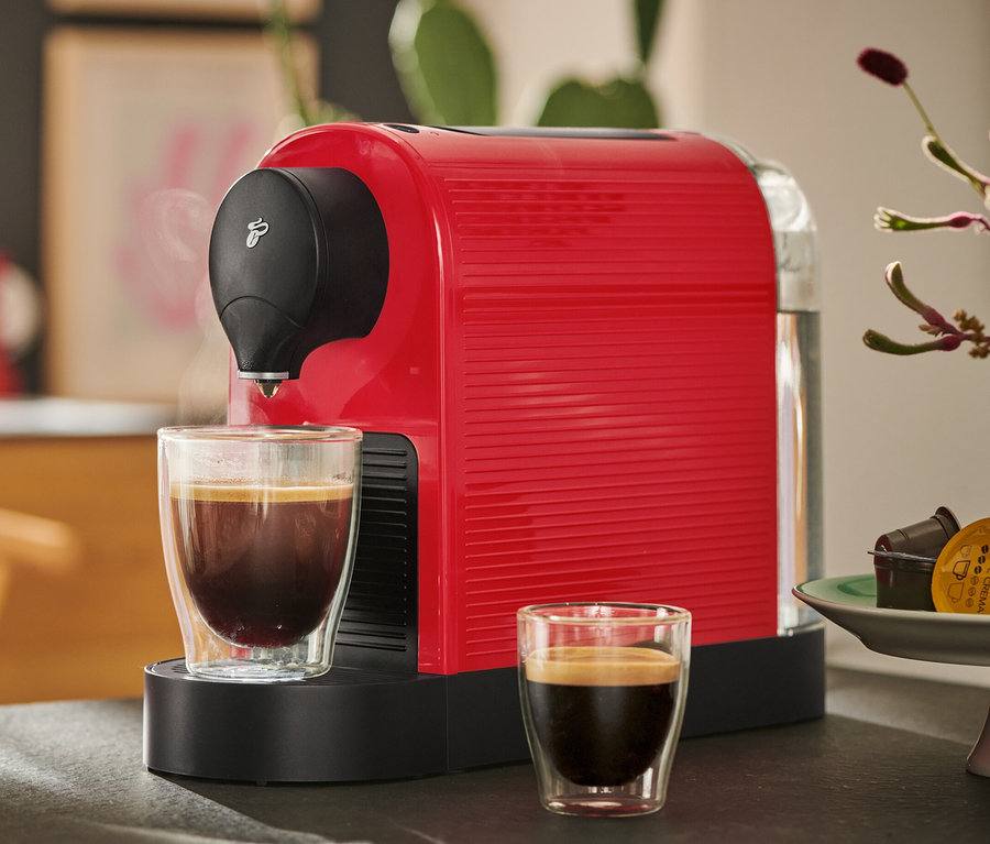 Rote Cafissimo pure+ Kaffeemaschine mit zwei Tassen Kaffee.