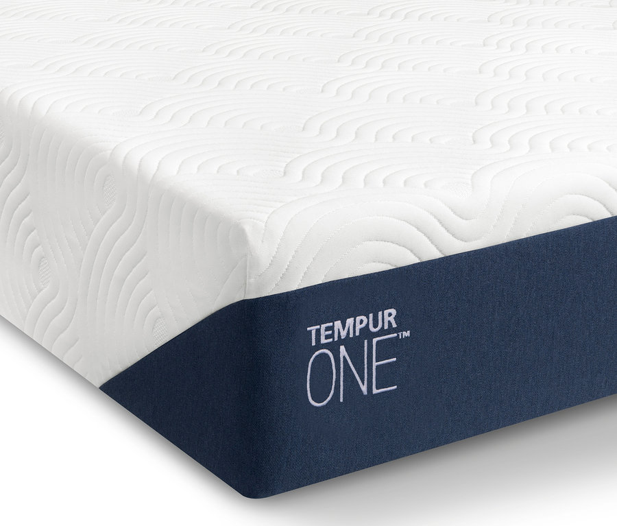 Nahaufnahme einer TEMPUR® ONE™ Matratze mit weisser, gesteppter Oberfläche und dunkelblauer Seite mit Logo.
