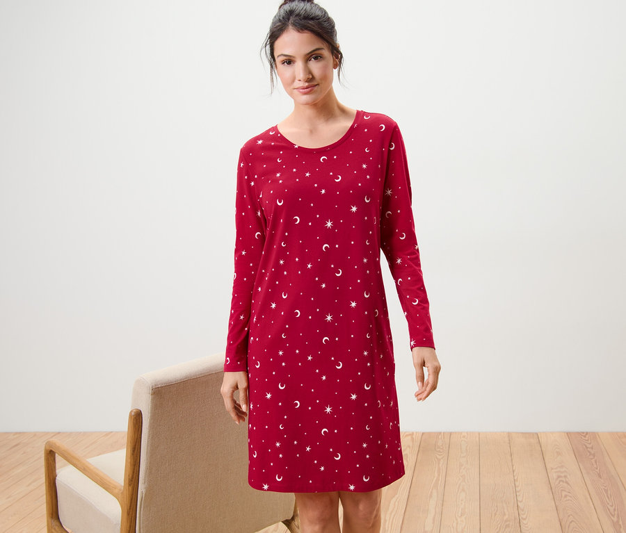 Frau trägt ein rotes Nachthemd.