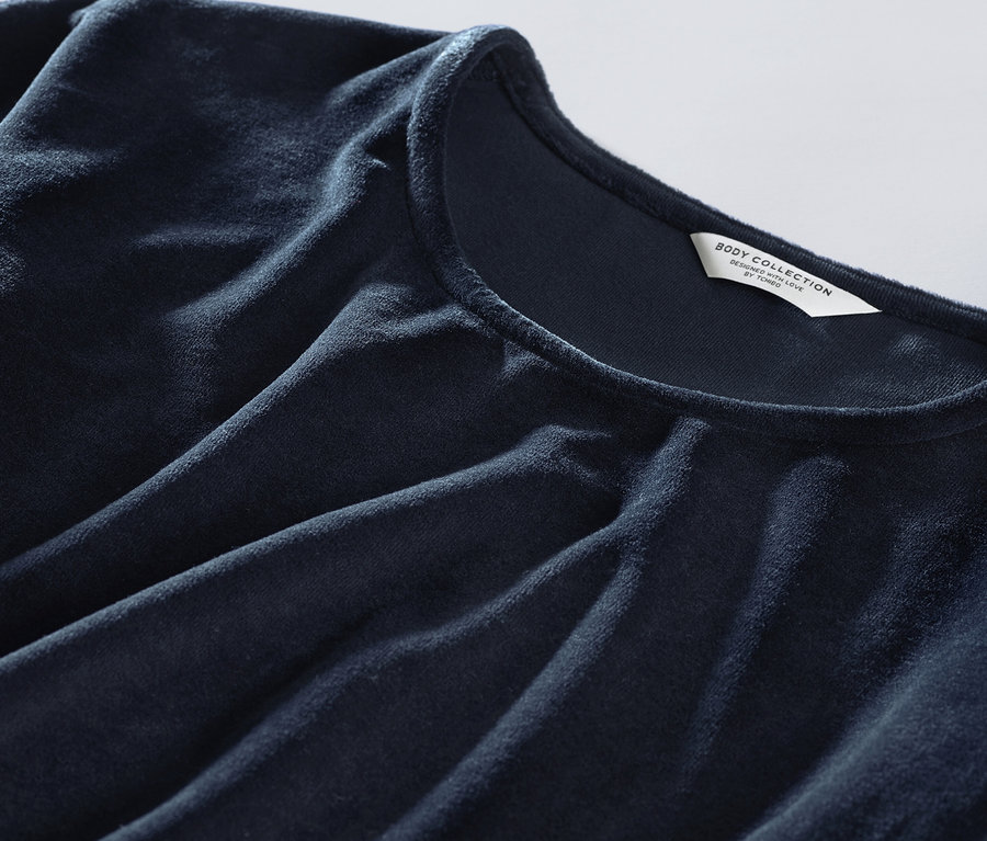 Detailaufnahme eines blauen Nicki-Pyjamas.