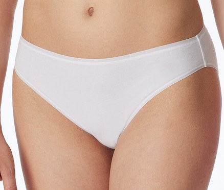 Frau trägt weiße 2 SCHIESSER Minislips mit Bio-Baumwolle.