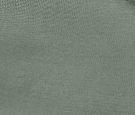 Nahaufnahme von grüner Perkal-Bettwäsche in Standard- und Übergröße.