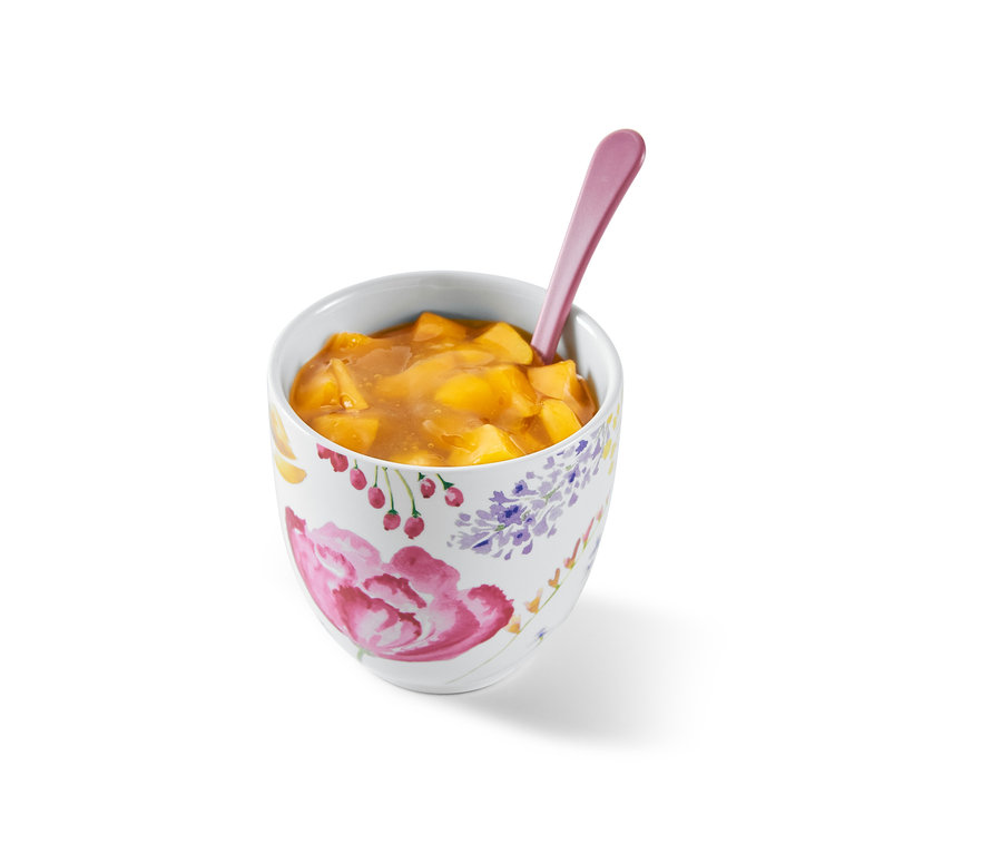 Becher gefüllt mit Obst und einem Löffel.
